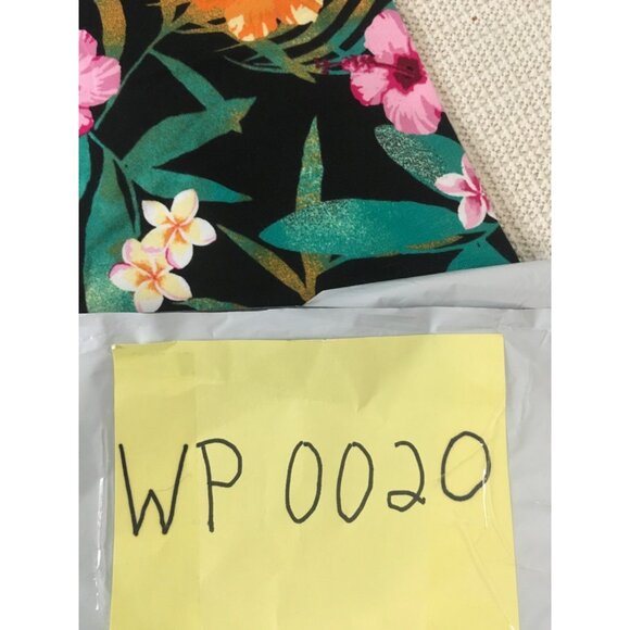 No Boundaries Capri Leggings Size XS Black w Tropical Pink Orange Flowers New - Picture 14 of 14